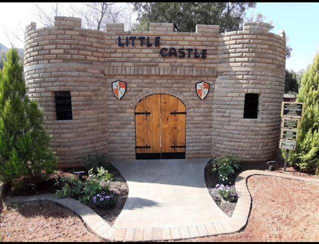 M² LODGE FOR SALE IN ZEERUST
